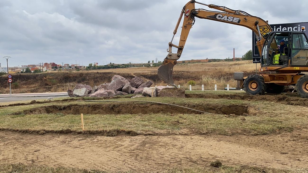 Una escultura gigante de San Jorge, con su figura luchando contra los virus, homenajeará a los sanitarios por su dura batalla frente al virus. 