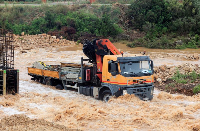 Cinco dotaciones del Consorcio de Bomberos de Castellón trabajan en el rescate de varias personas 