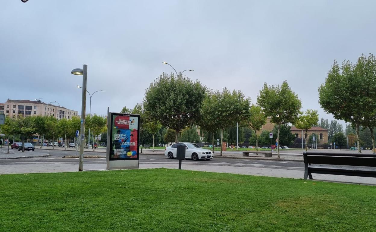Farolas encendidas en el entorno de San Marcos.