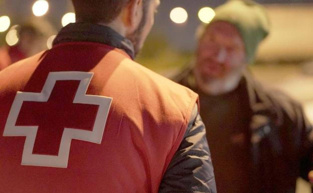 Imagen de un voluntario de la Cruz Roja.