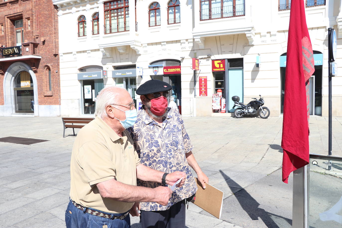 Félix J. Echevarria vuelve a la calle, como cada primer sábado de cada mes, para reclamar la autonomía leonesa.