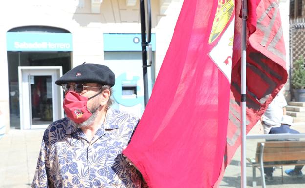 Cheva, en la Plaza Botines en una nueva sabatin, conversa con un ciudadano.