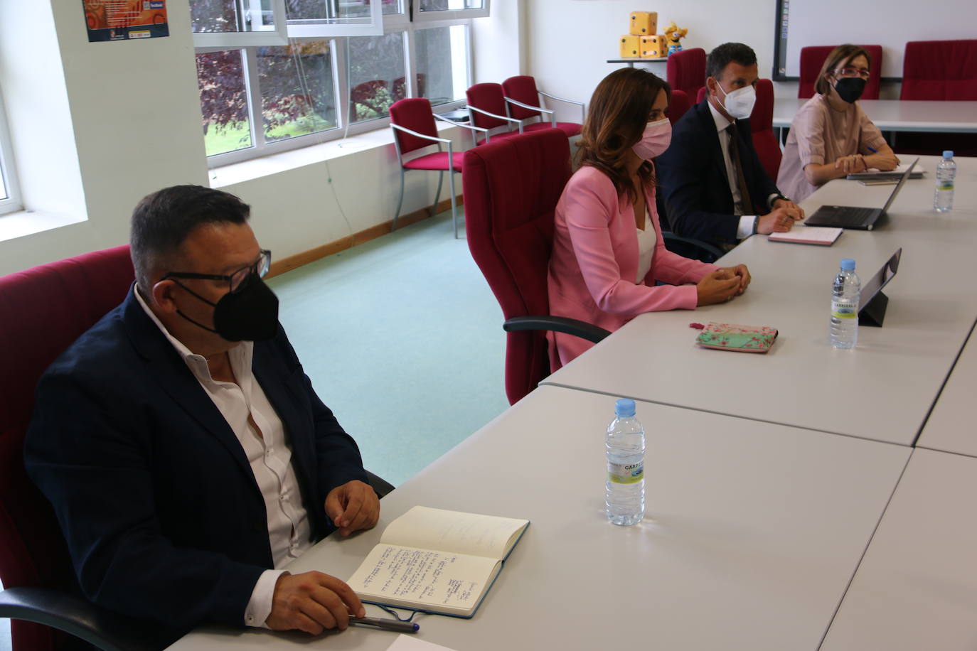 Ana Carlota Amigo atiende a la prensa.