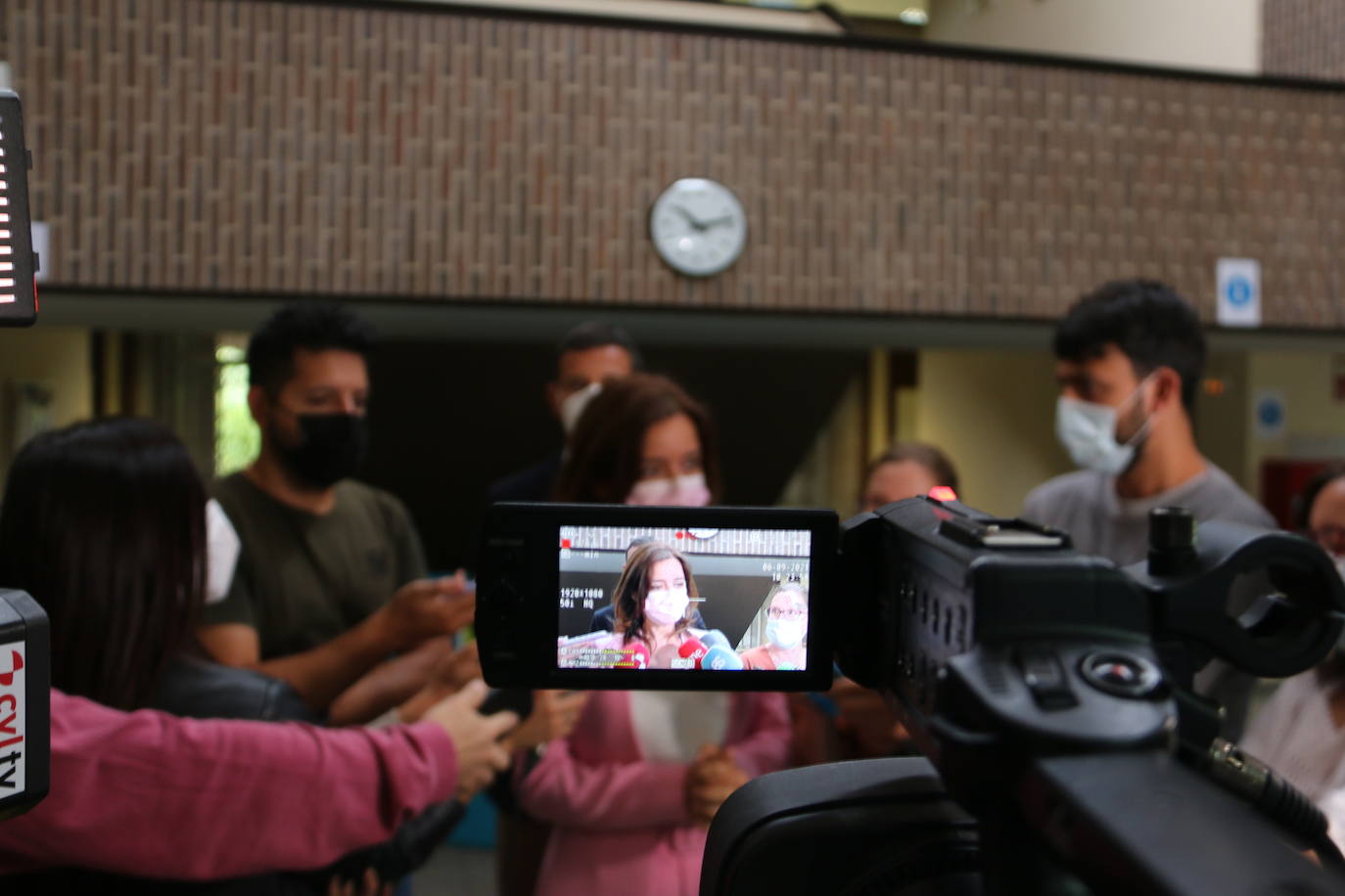 Ana Carlota Amigo atiende a la prensa.