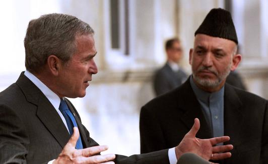 George W. Bush y el expresidente afagano, Hamid Karzai. 