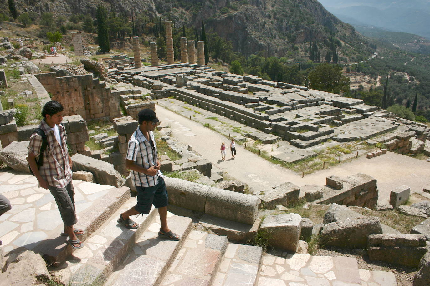 Delfos (Grecia) | El encanto de la Antigua Grecia se percibe en este yacimiento en todo su esplendor. Las profecías del oráculo de Delfos, dentro del templo de Apolo, dictaminaban grandes decisiones y eran capaces de mover ejércitos y arrancar guerras. Los antiguos griegos construyeron este lugar como el centro de la Tierra.