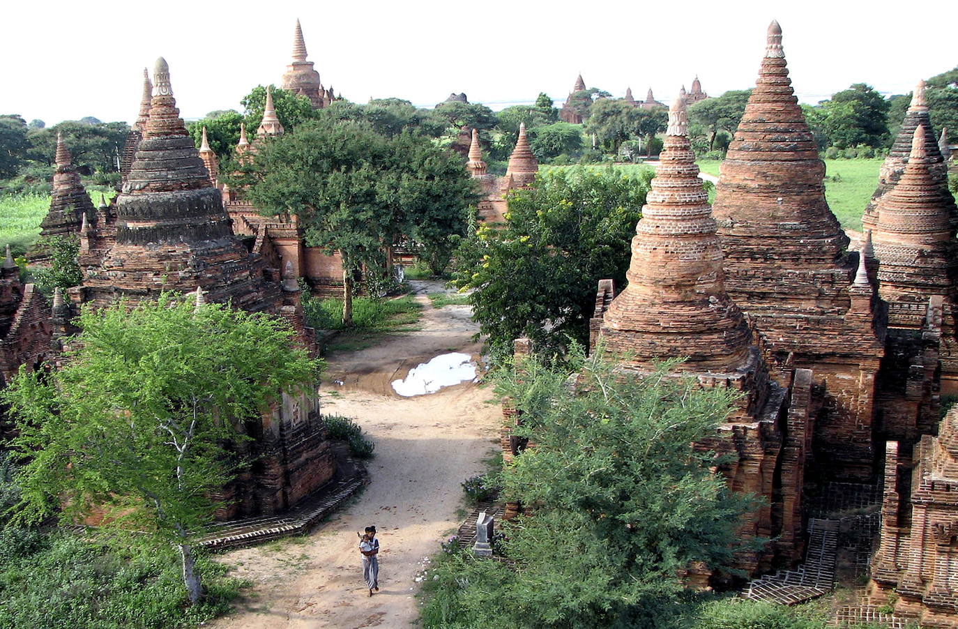 Bagan (Myanmar) | Más de 3000 templos budistas se encuentran repartidos en las llanuras de Bagan desde los siglos XI y XIII. Son muy visitados a día de hoy, especialmente el más conocido de todos, el de Ananda Patho.