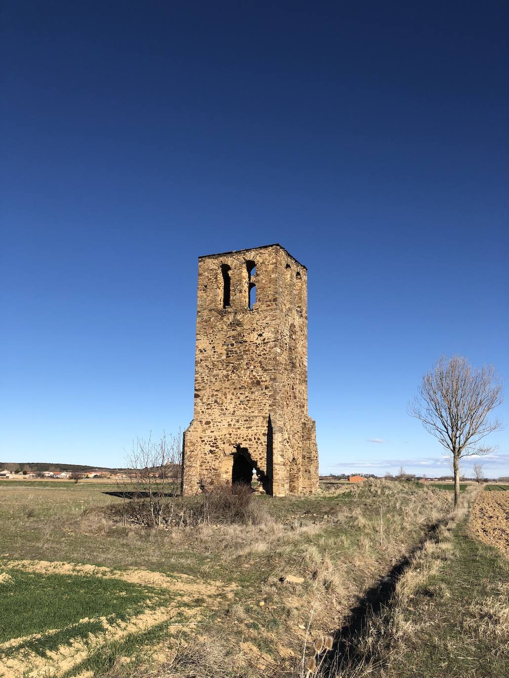 La torre de la Valduerna recupera su mejor presencia para vigilar El Vilarín. Alzándose entre un llano, sorprende que con el paso de los siglos esta torre todavía siga en pie. Y lo hará durante más generaciones tras la inversión realizada para una rehabilitación que la ha sacado de la ruina. Para ello, ha contado con 91.000 euros de presupuesto, financiados casi al 90% por el Plan de Restauración de Bienes Inmuebles puesto en marcha en 2018 por el Instituto Leonés de Cultura.
