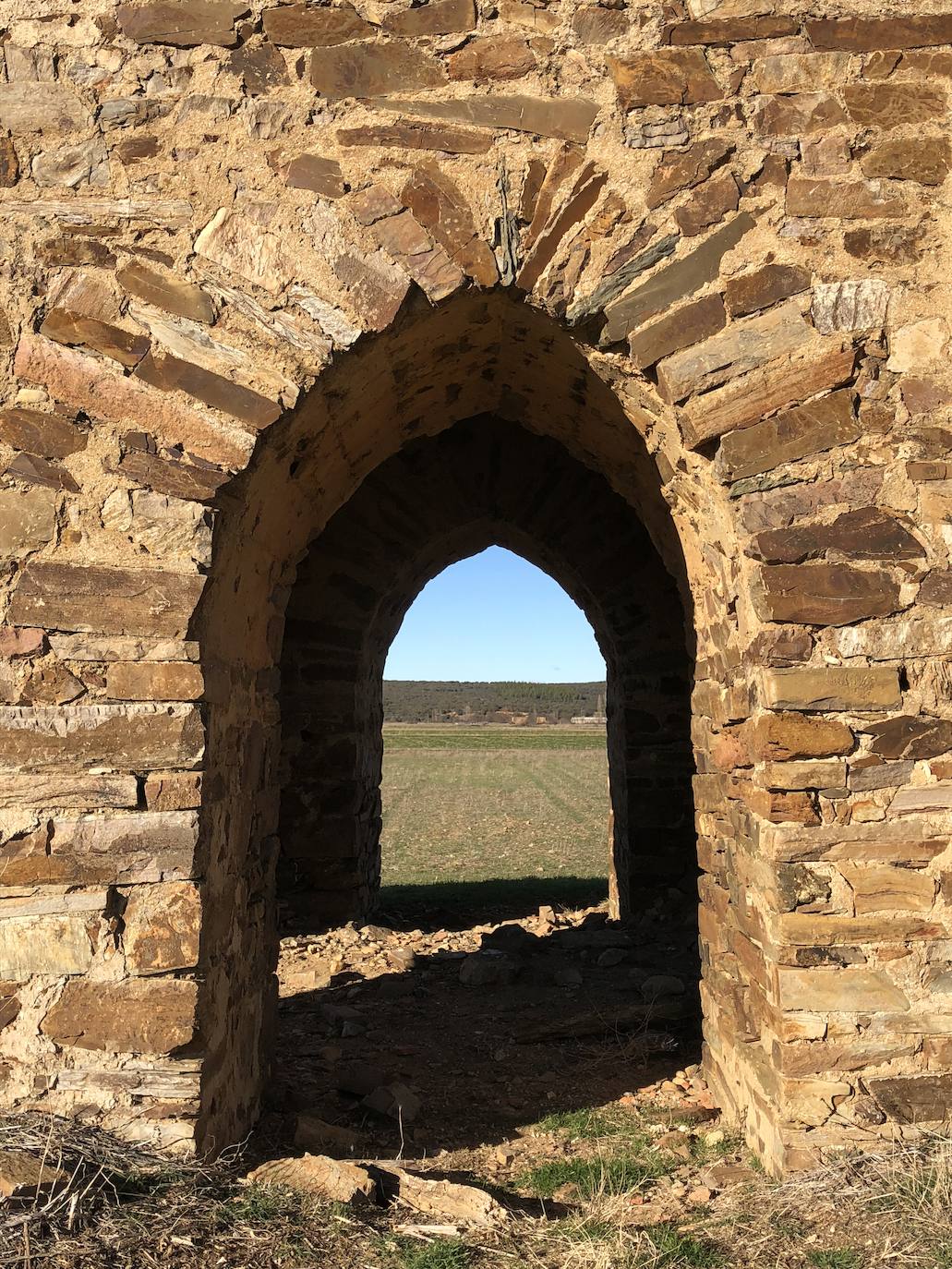 La torre de la Valduerna recupera su mejor presencia para vigilar El Vilarín. Alzándose entre un llano, sorprende que con el paso de los siglos esta torre todavía siga en pie. Y lo hará durante más generaciones tras la inversión realizada para una rehabilitación que la ha sacado de la ruina. Para ello, ha contado con 91.000 euros de presupuesto, financiados casi al 90% por el Plan de Restauración de Bienes Inmuebles puesto en marcha en 2018 por el Instituto Leonés de Cultura.
