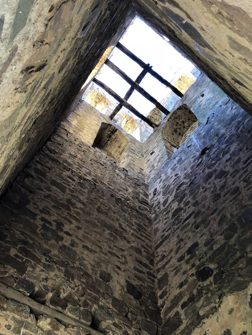 La torre de la Valduerna recupera su mejor presencia para vigilar El Vilarín. Alzándose entre un llano, sorprende que con el paso de los siglos esta torre todavía siga en pie. Y lo hará durante más generaciones tras la inversión realizada para una rehabilitación que la ha sacado de la ruina. Para ello, ha contado con 91.000 euros de presupuesto, financiados casi al 90% por el Plan de Restauración de Bienes Inmuebles puesto en marcha en 2018 por el Instituto Leonés de Cultura.