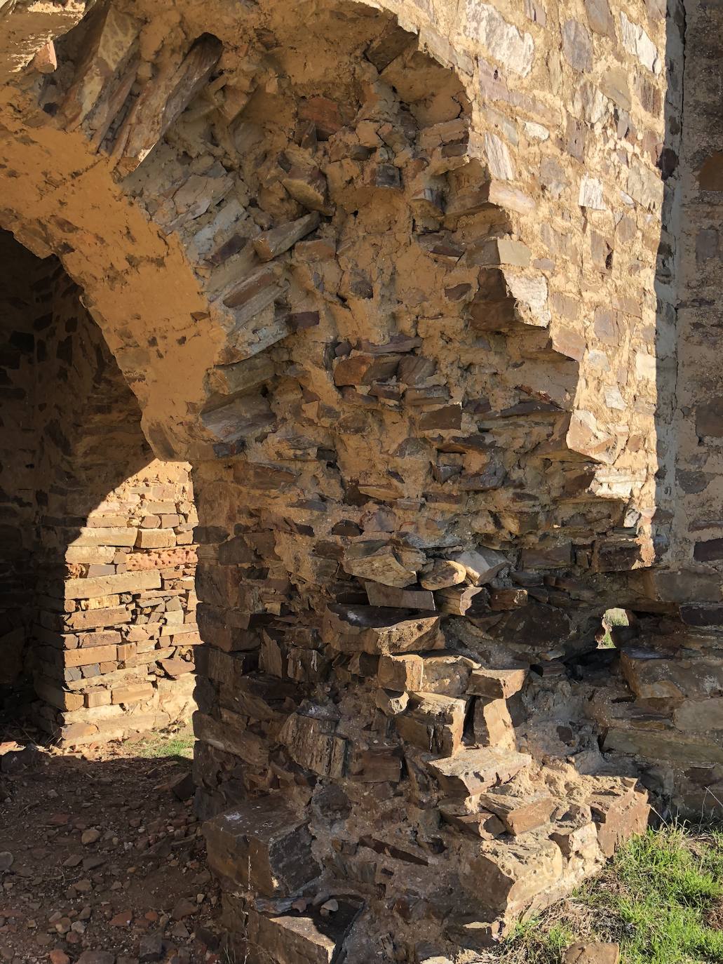 La torre de la Valduerna recupera su mejor presencia para vigilar El Vilarín. Alzándose entre un llano, sorprende que con el paso de los siglos esta torre todavía siga en pie. Y lo hará durante más generaciones tras la inversión realizada para una rehabilitación que la ha sacado de la ruina. Para ello, ha contado con 91.000 euros de presupuesto, financiados casi al 90% por el Plan de Restauración de Bienes Inmuebles puesto en marcha en 2018 por el Instituto Leonés de Cultura.