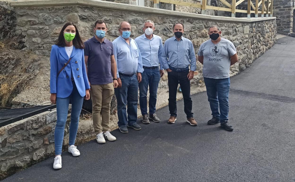 Los representantes del PSOE, en su visita a Llánaves de la Reina.