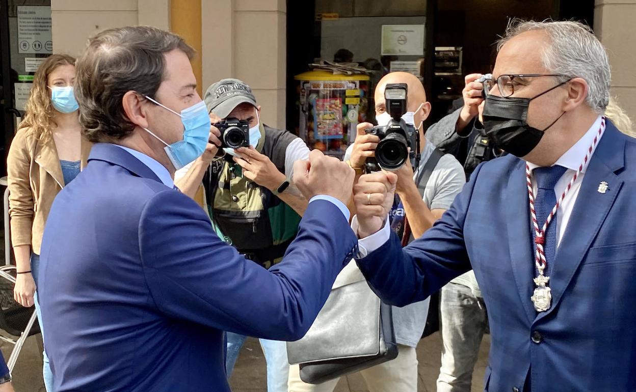 Mañueco y Ramón se saludan a la llegada del presidente de la Junta a Ponferrada.
