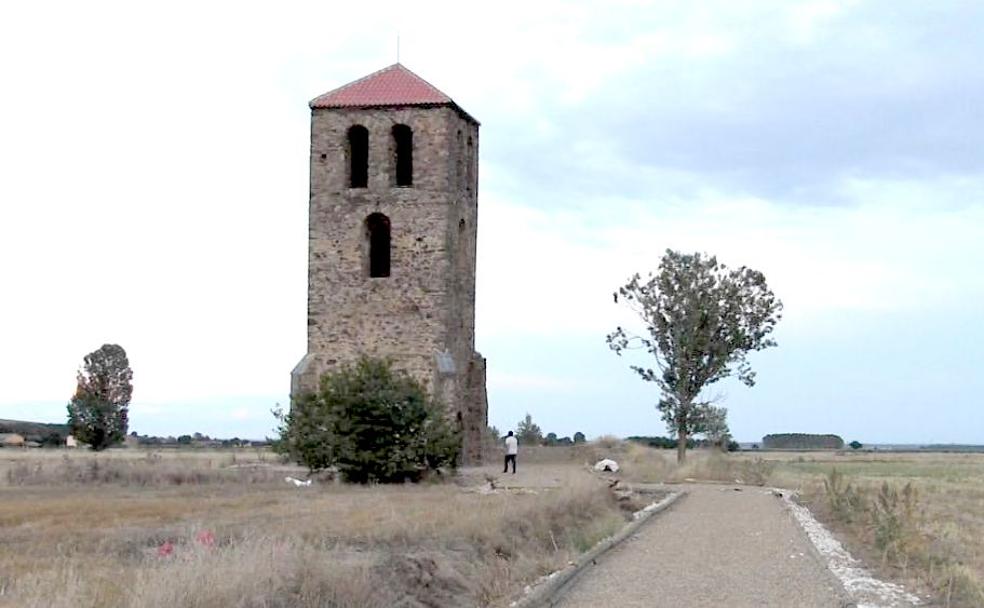 Imagen de la torre ya restaurada con su nueva cubierta.