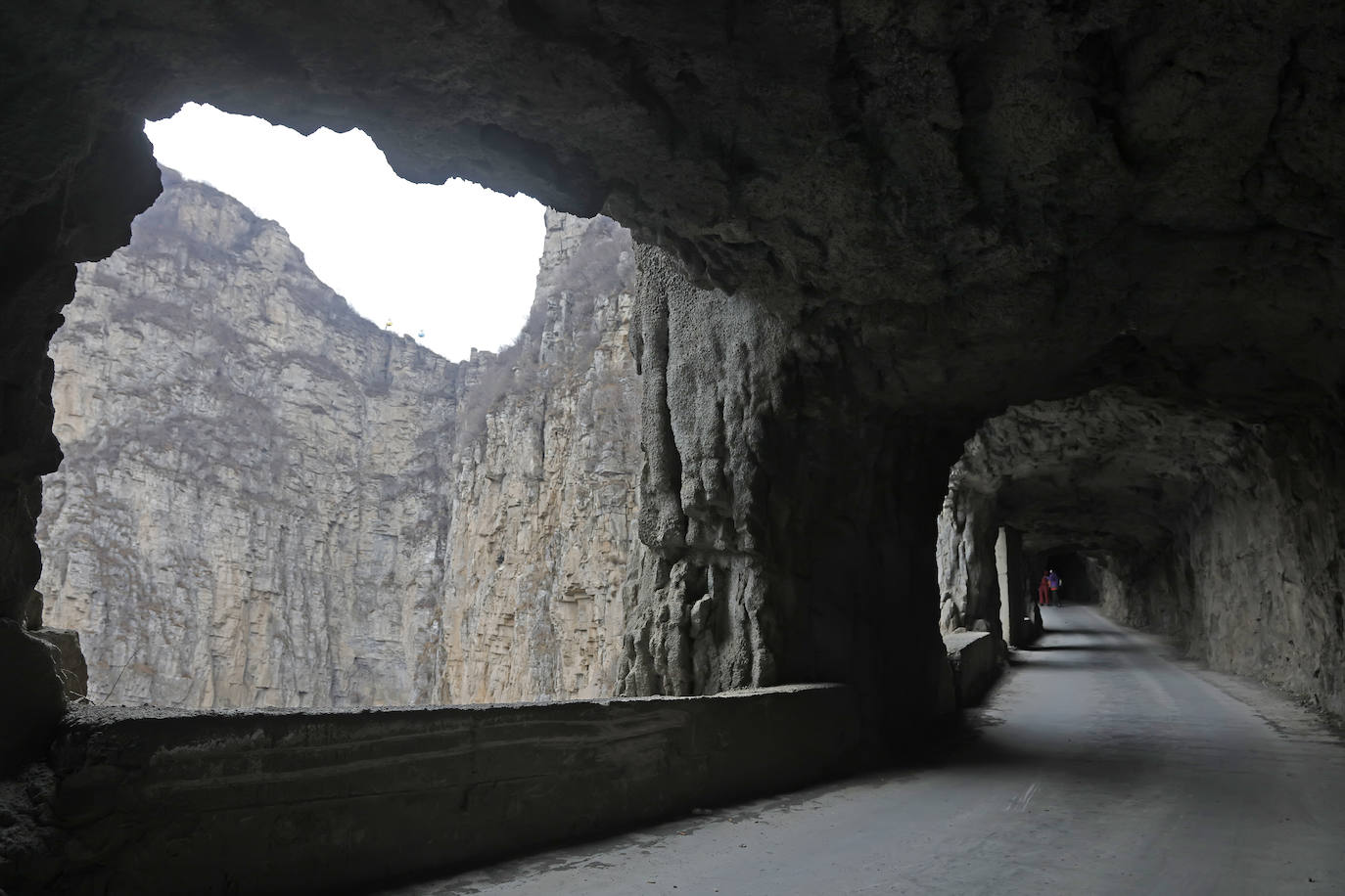 2. Túnel de Guoliang (China). Según los comentarios de los habitantes de la zona, la recomendación para transitar por el túnel es hacerlo con cuidado y de la forma más paciente.