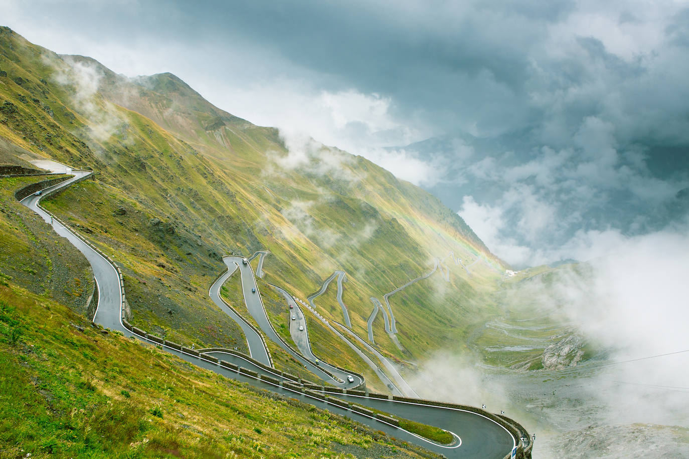 3.Paso Stelvio (Italia). Se ubica en la comuna de Bormio, en el límite de la provincia de Bolzan, y en su origen se utilizaba para conectar Milán con el centro de Austria.