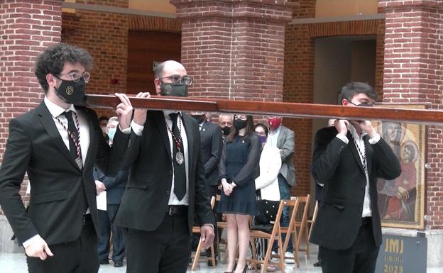 Via Crucis con la Cruz de los Jóvenes en el Museo de la Semana Santa.