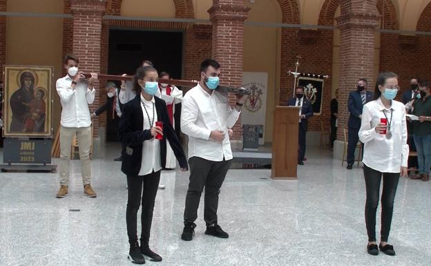 El Museo de la Semana Santa acoge el Via Crucis de la Cruz de los Jóvenes..