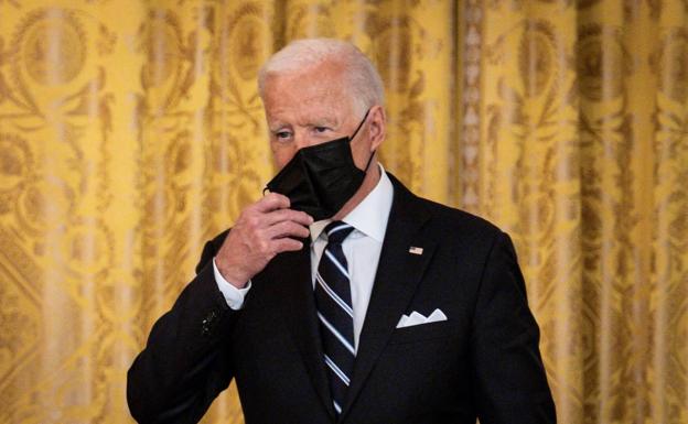 Joe Biden se quita la mascarilla, en un acto en la Casa Blanca.