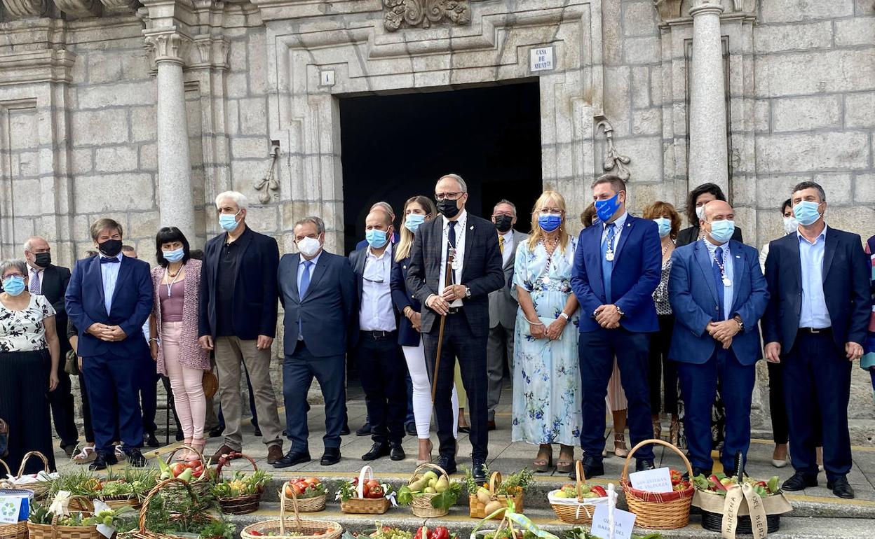 Recepción de los alcaldes pedáneos a las puertas del Ayuntamiento.