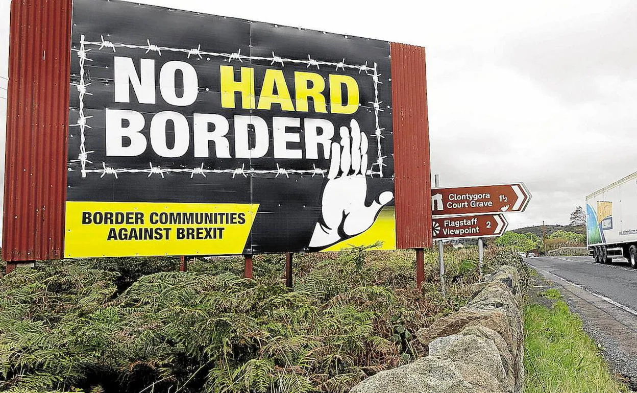 Cartel próximo a la frontera en protesta por el incremento de las medidas en el comercio entre Irlanda y el Reino unido.