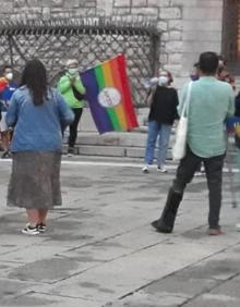 Imagen secundaria 2 - COncentración de rechazo frente a las agresiones homófobas. 