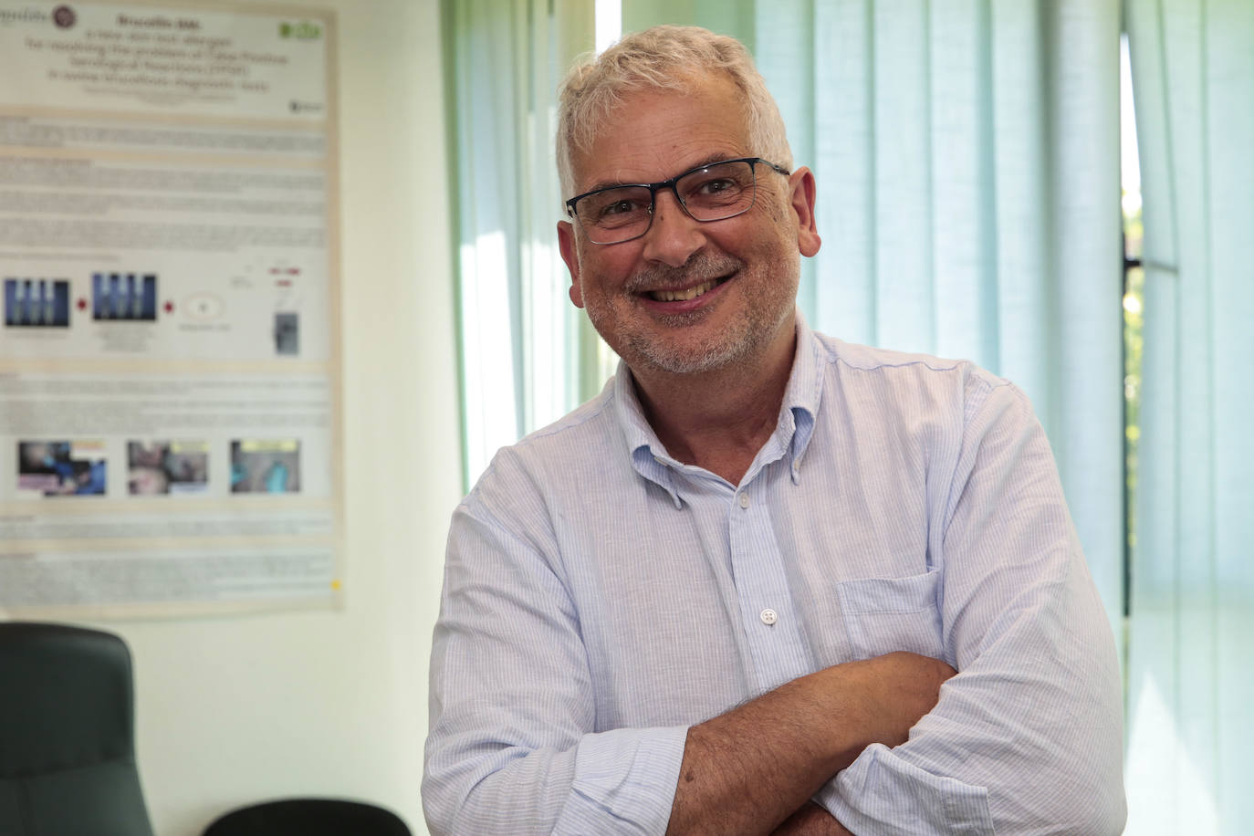 Aquilón CyL, empresa ubicada en el campus de la ULE dedicada a la investigación veterinaria, que desarrolla una vacuna contra la enfermedad de Glässer del ganado porcino. En la imagen, la veterinaria Ester Hevia, durante su jornada en el laboratorio.