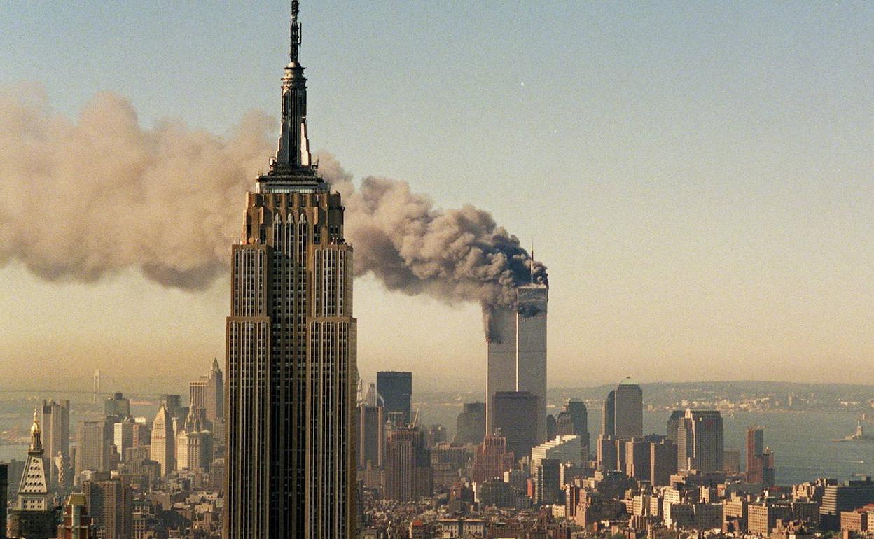 Las Torres Gemelas, tras los ataques terroristas, antes de derrumbarse el 11 de septiemb re de 2011.