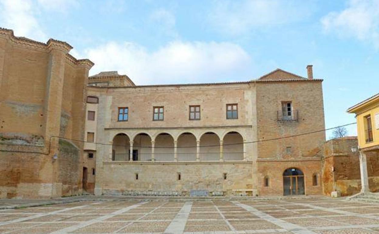 Plaza central de Grajal de Campos.