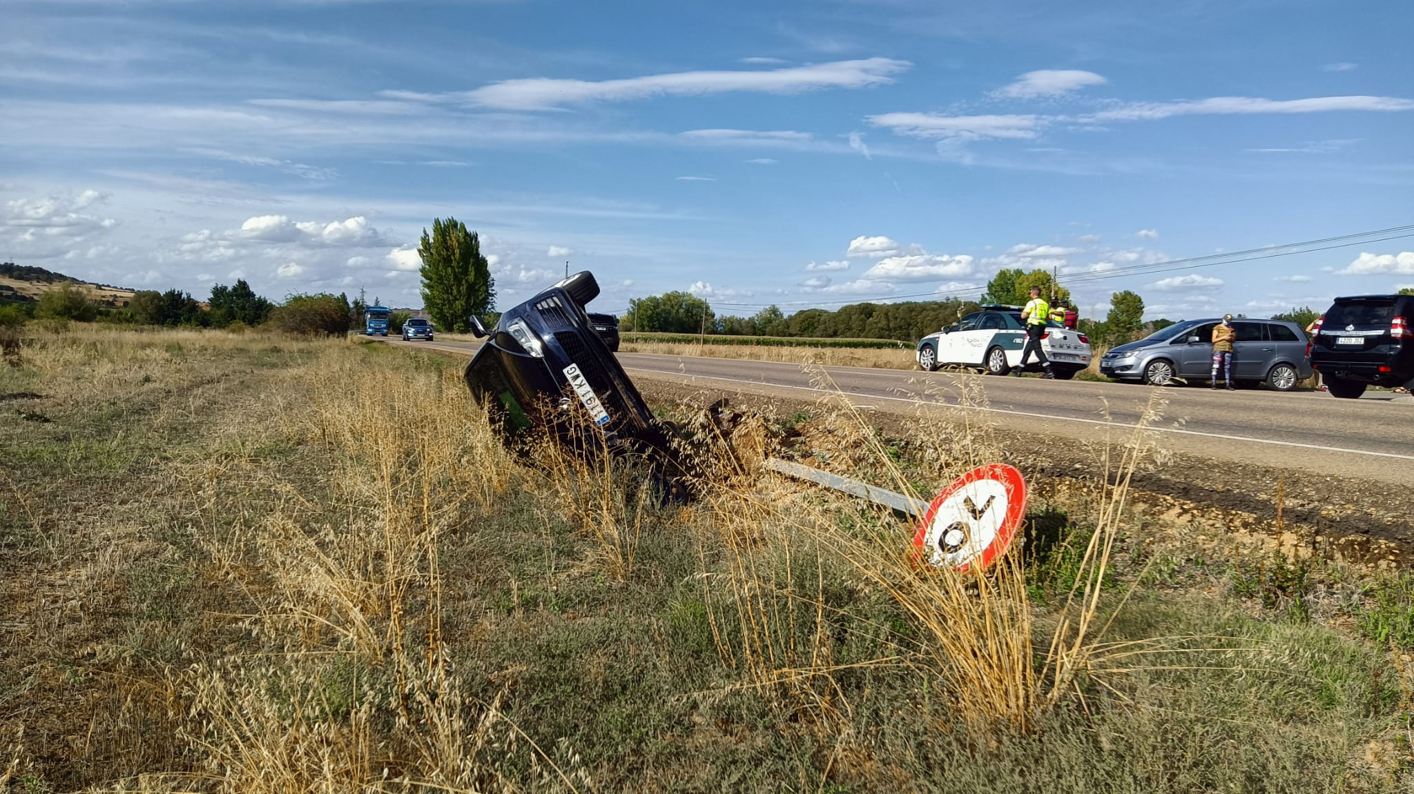 Una salida de vía se ha producido en la LE-420 hacia las 17.30 horas de este domingo. El ocupante no ha resultado herido, aunque el vehículo ha quedado volcado en la cuneta