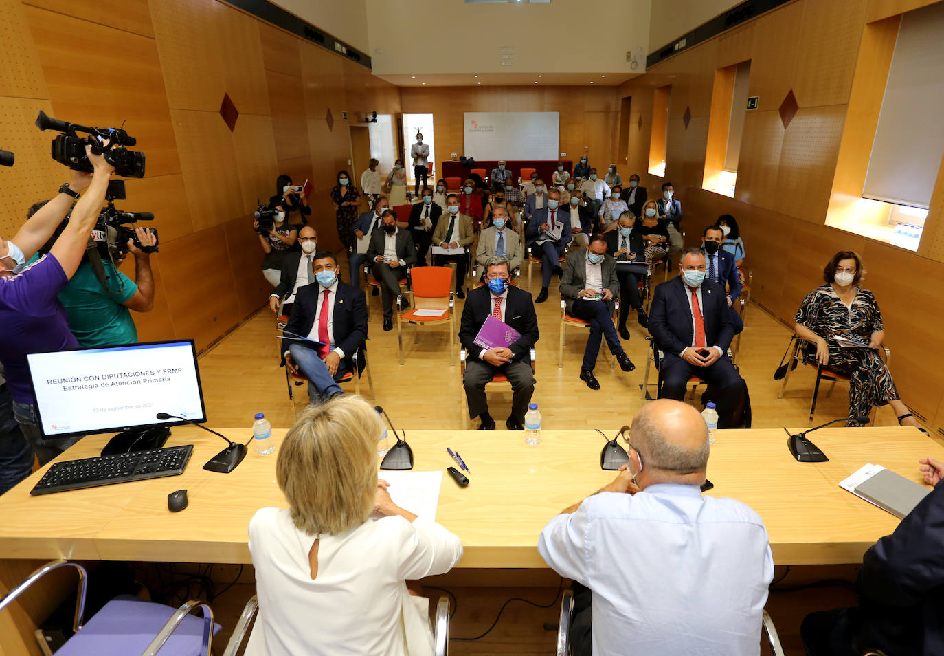 La consejera de Sanidad, Verónica Casado, se reúne con los presidentes de las diputaciones provinciales de Castilla y León para analizar la situación de la Atención Primaria en la Comunidad. Asiste, el vicepresidente de la Junta, Francisco Igea.