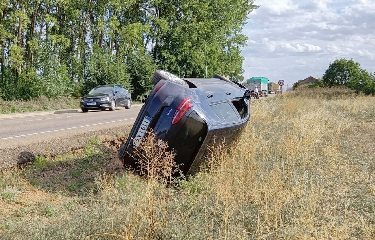 Una salida de vía se ha producido en la LE-420 hacia las 17.30 horas de este domingo. El ocupante no ha resultado herido, aunque el vehículo ha quedado volcado en la cuneta