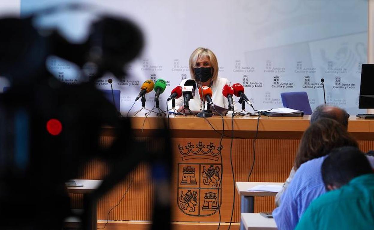 La consejera de Sanidad, Verónica Casado, informa de la reunión con los presidentes de Diputación.