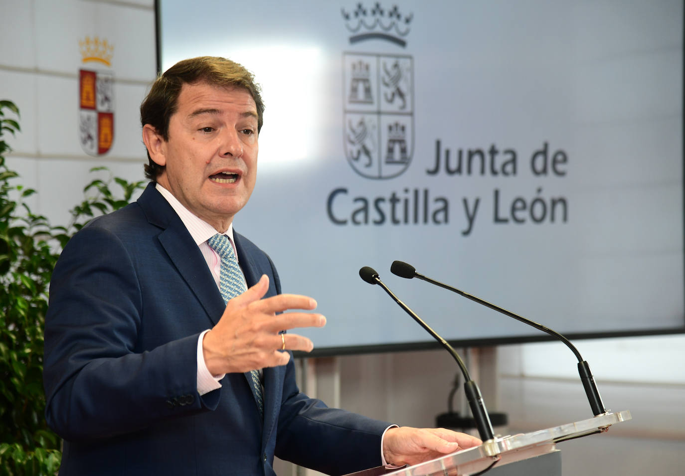 El presidente de la Junta de Castilla y León, Alfonso Fernández Mañueco, realiza una atención a los medios de comunicación en la sede de la Delegación Territorial de la Junta de Castilla y León en Burgos.