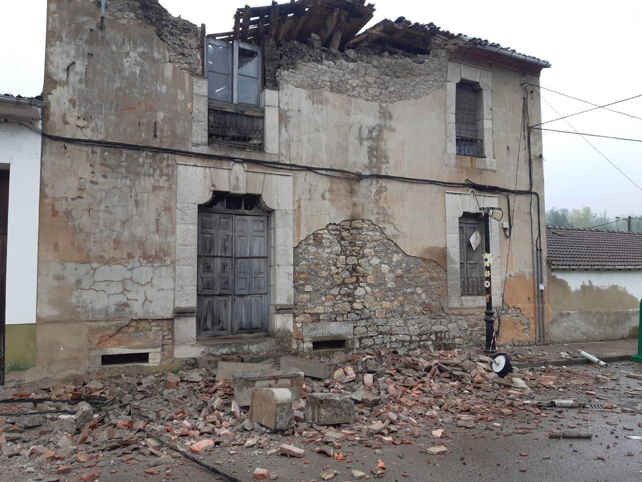 Susto en La Pola de Gordón por el derrumbe de la fachada de una vivienda abandonada.