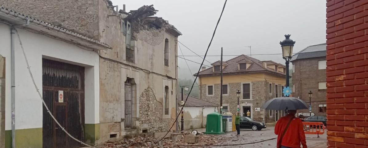 Susto en La Pola de Gordón por el derrumbe de la fachada de una vivienda abandonada.