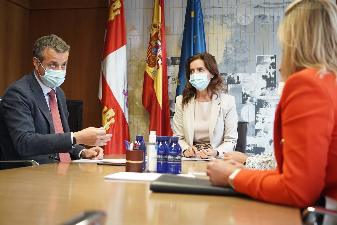 La consejera de Empleo e Industria, Ana Carlota Amigo, se reúne con la Federación de Empresarios de Imagen Personal y Peluquerías de Castilla y León.