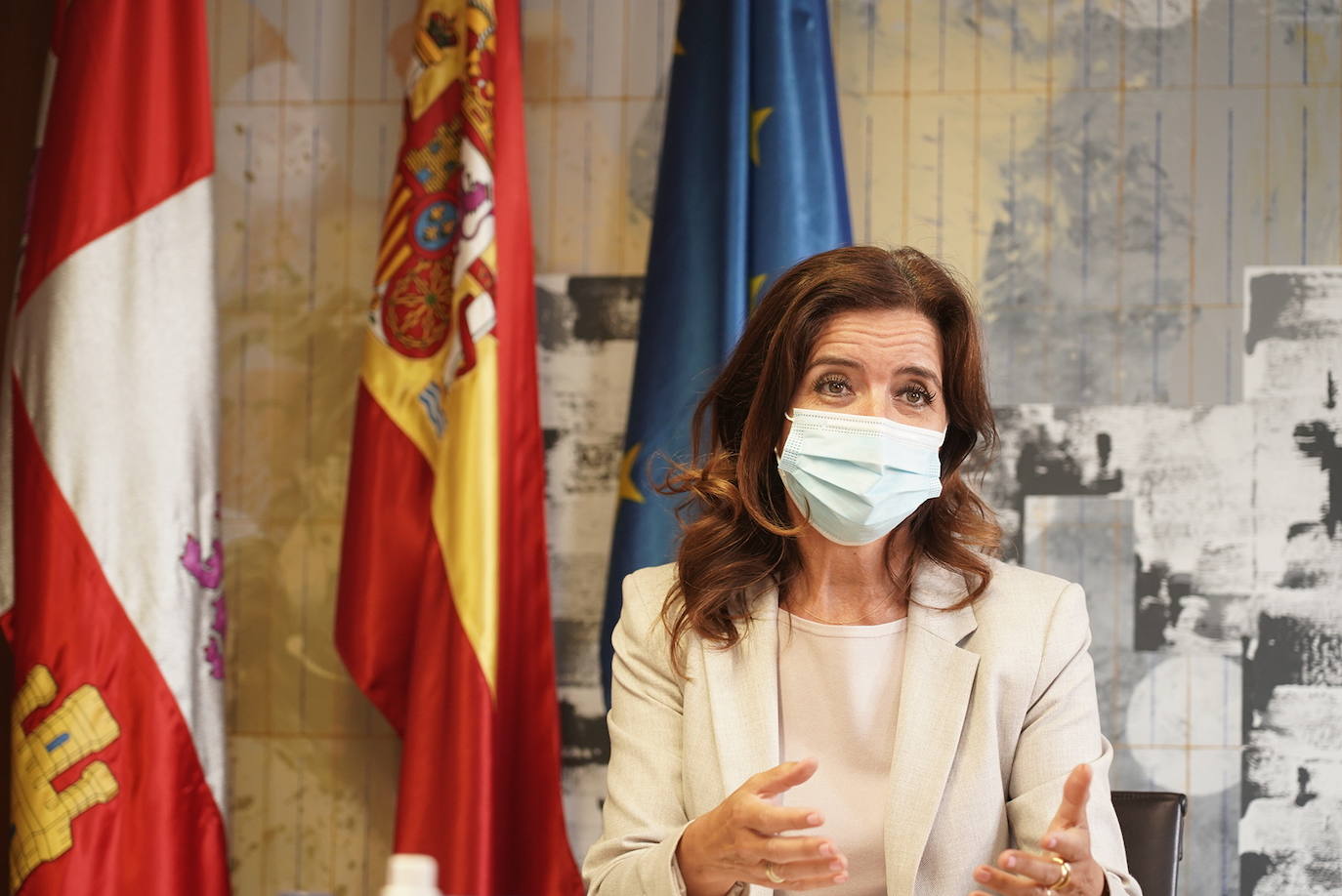 La consejera de Empleo e Industria, Ana Carlota Amigo, se reúne con la Federación de Empresarios de Imagen Personal y Peluquerías de Castilla y León.