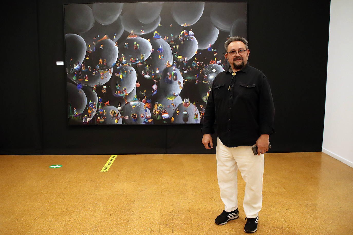 José de León explica una de sus obras durante la presentación. 