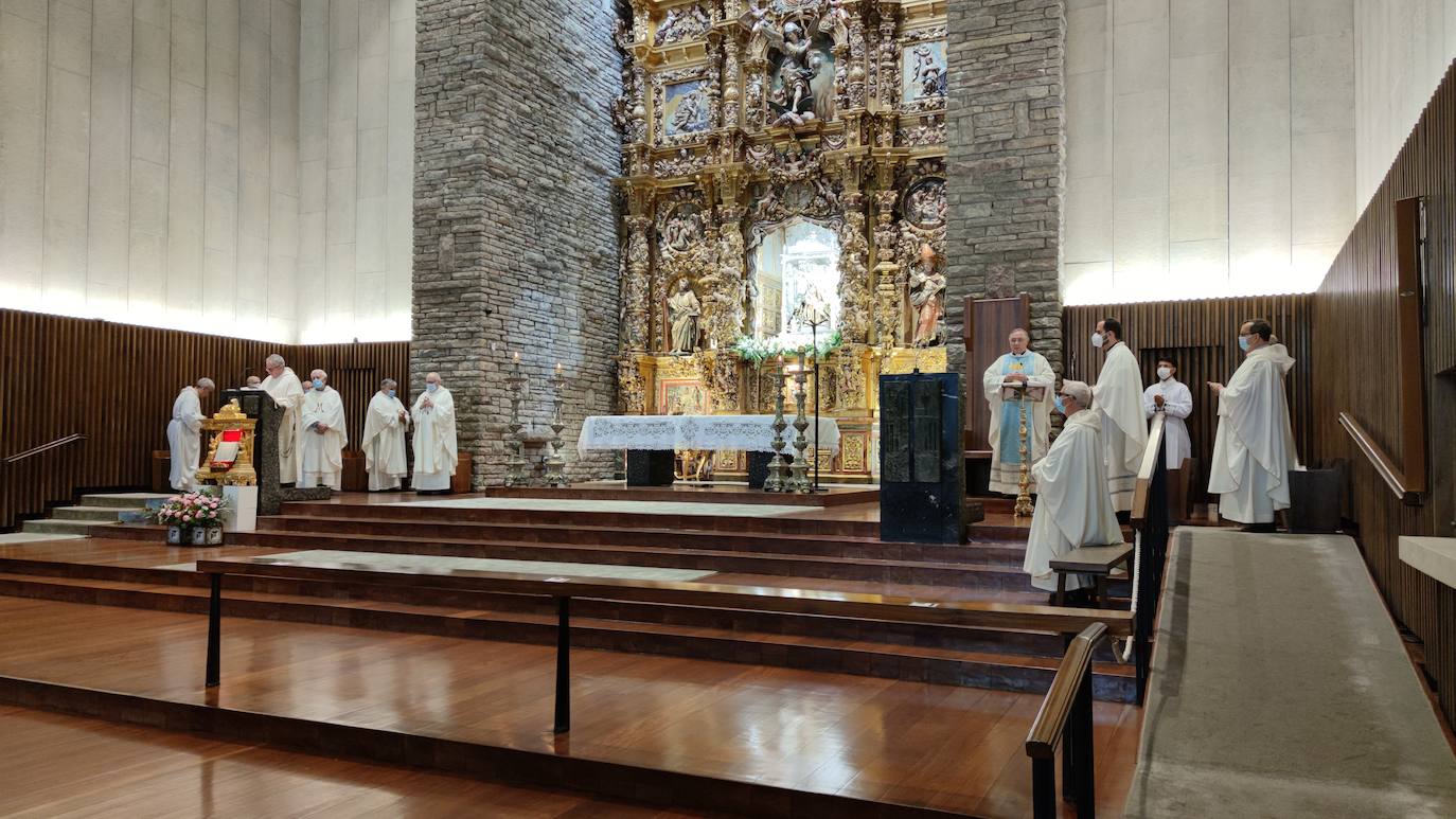 La Virgen del Camino rinde honores en su tradicional misa a la patrona de la Región Leonesa.