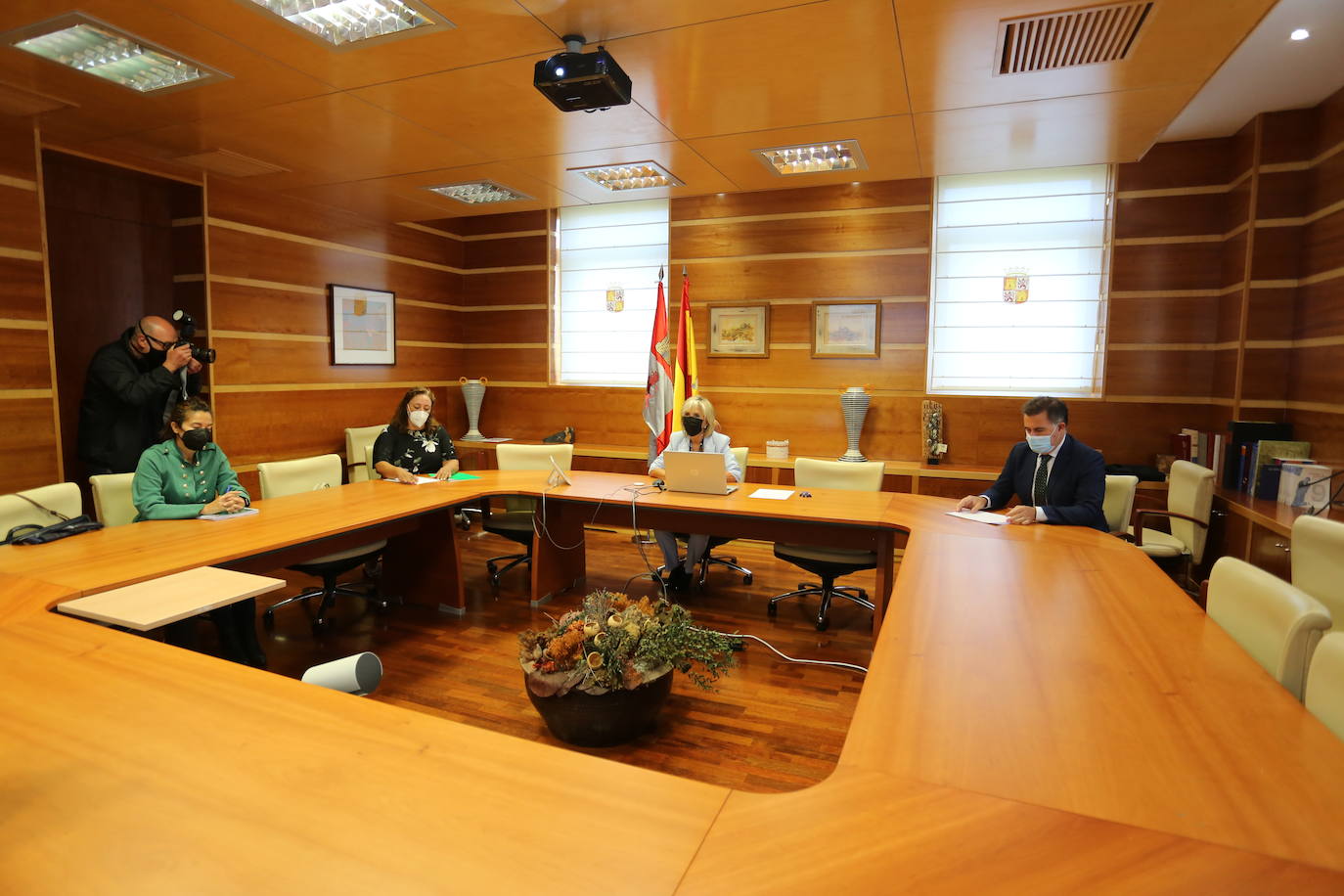 La consejera de Sanidad, Verónica Casado Vicente, se reúne con la secretaria general autonómica de SATSE Castilla y León, Mercedes Gago López.