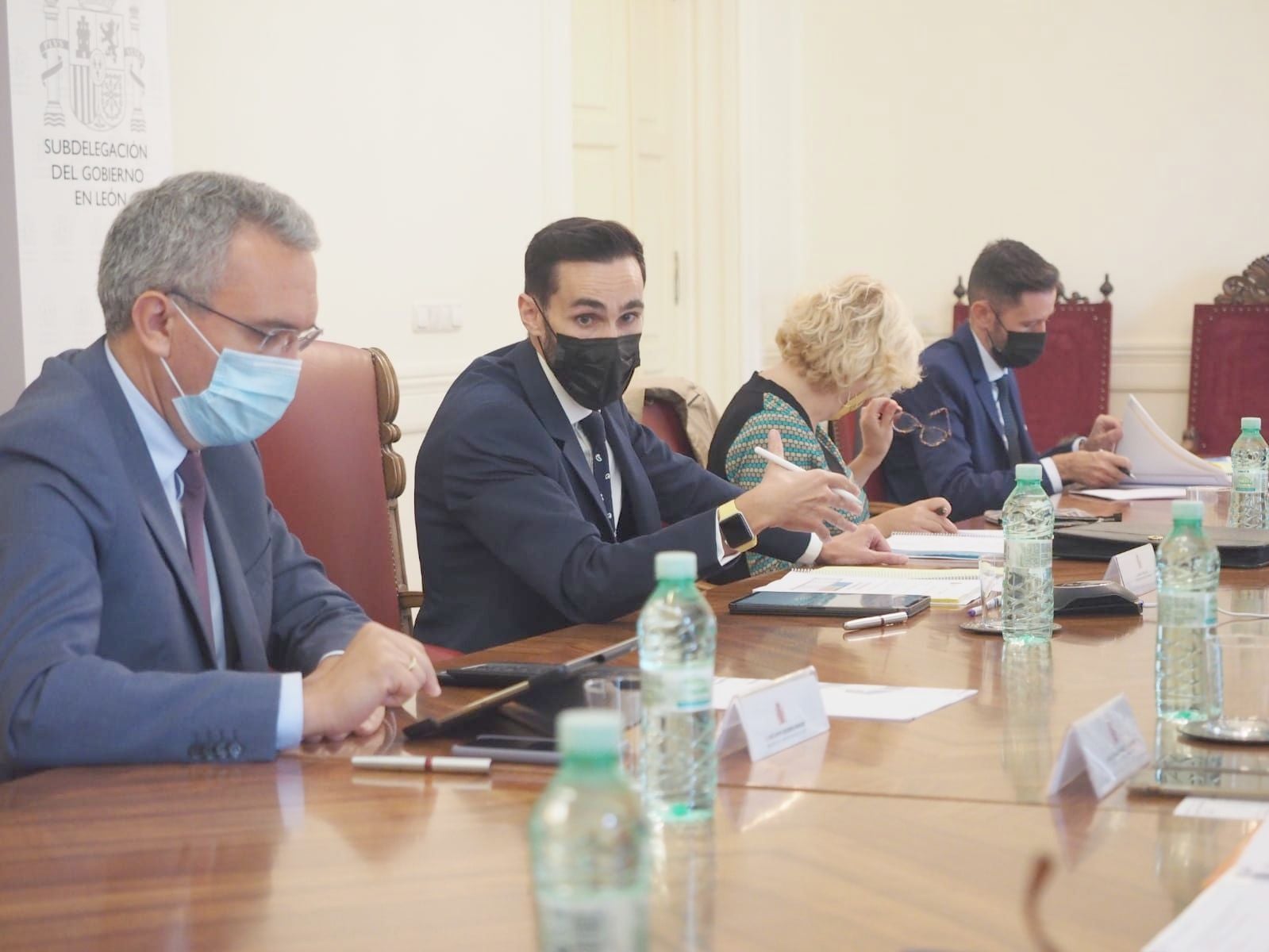 El secretario de Estado de Seguridad, Rafael Pérez, junto al delegado de Gobierno en Castilla y León, José Javier Izquierdo, y con los subdelegados en las nueve provincias para analizar la situación de la seguridad ciudadana en la comunidad autónoma. 