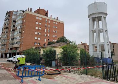 Imagen secundaria 1 - Varios efectivos trabajan en la zona para solucionar la avería.