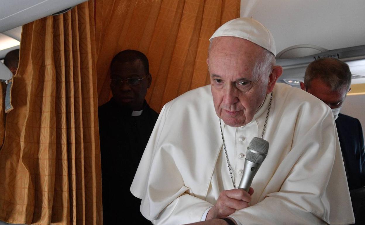 El papa Francisco contesta a las preguntas de los informadores en el avión de regreso a Roma desde Eslovaquia.