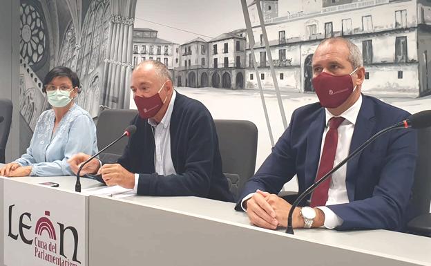 Los concejales del Grupo Municipal de UPL en el Ayuntamiento de León, Eduardo López Sendino, Teresa Fernández y Enrique Valdeón.