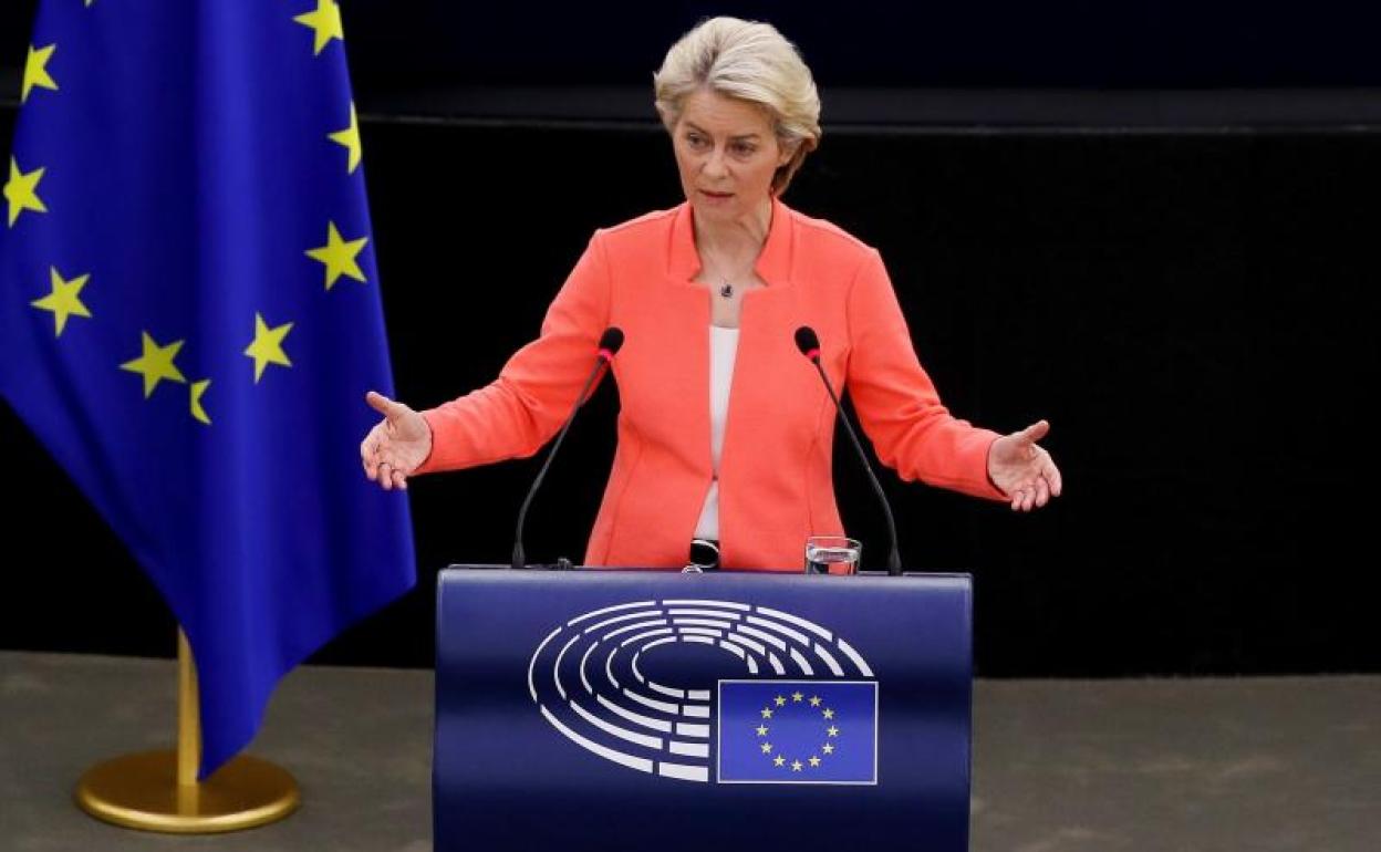Ursula von der Leyen se dirige al Parlamento Europeo. 