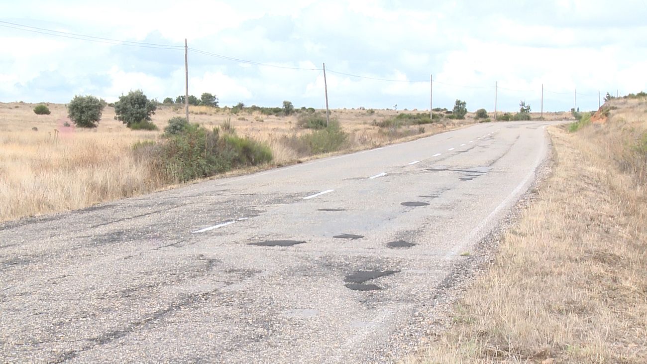 Imagen del estado actual que presenta la carretera de 'El Cueto'. Nadie parece tener hoy una solución para adecuar el vial pese a contar con una obra comprometida y adjudicada. 