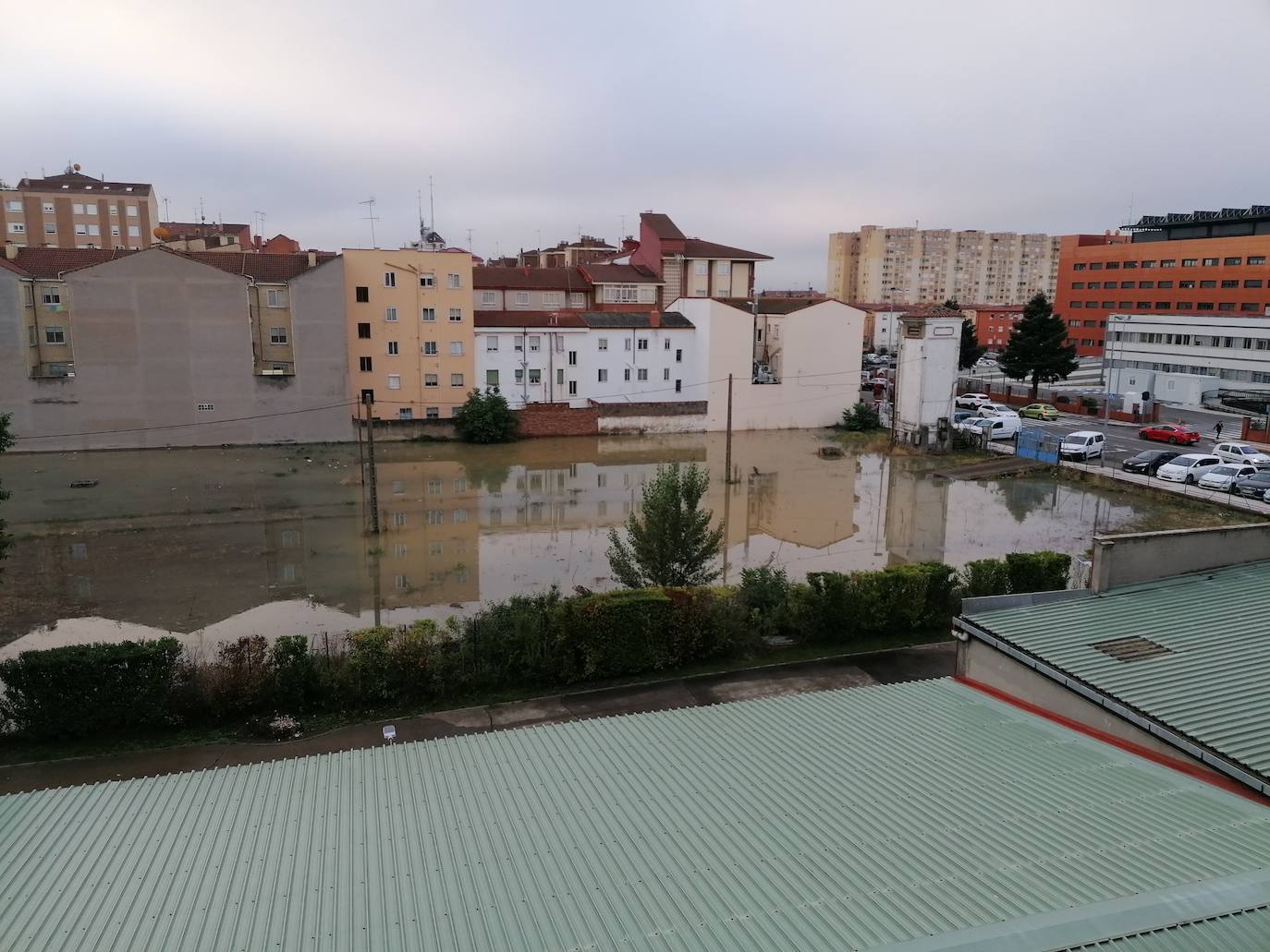 Un problema con el depósito de agua de León ubicado junto al término municipal de San Andrés deja sin agua a los vecinos y varios garajes inundados.