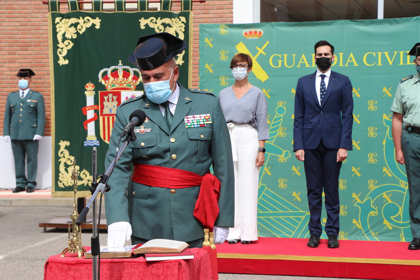 La comandancia de León acoge el acto castrense para recibir al nuevo jefe de la XII Zona de la Guardia Civil.