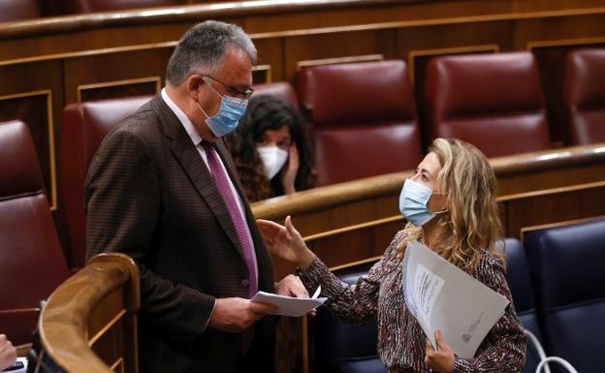 El diputado de Foro Asturias, Isidro Martínez Oblanca, y la ministra de Transportes, Raquel Sánchez, ayer en el Congreso.